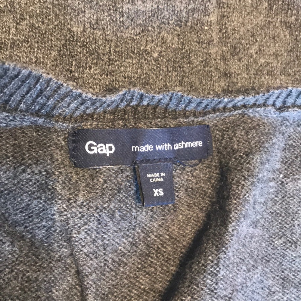 Gap Cashmere 3/4 sleeve v neck GAP sweater, XS